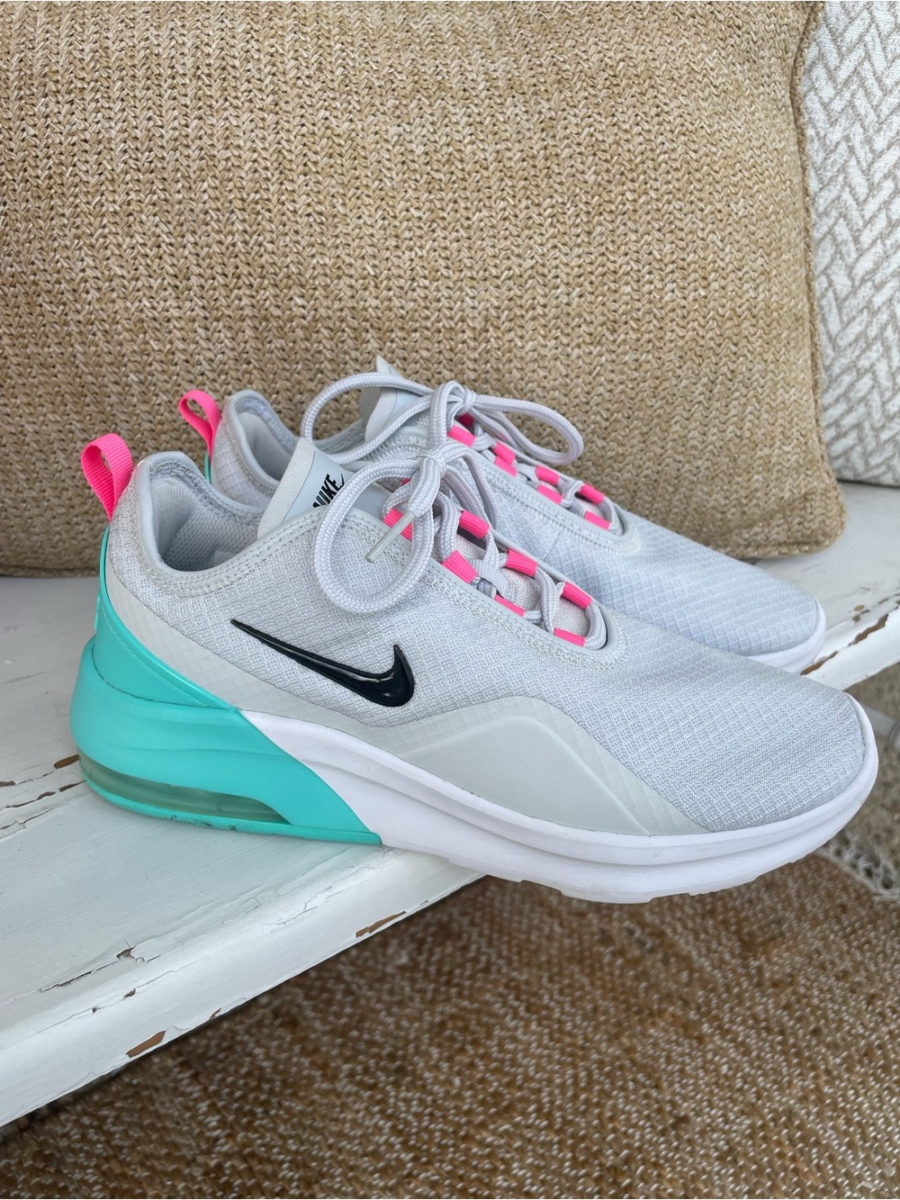 NIKE Women’s Air Max Motion 2 “South Beach” Athletic Shoes Sneakers SIZE 8